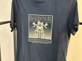 Le t-shirt est bleu et comporte l'image d'un homme à cheval.