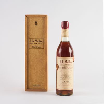 une photo d'une bouteille de whisky à côté d'une caisse en bois