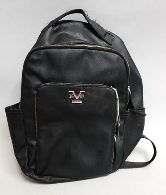 Le sac à dos est noir et comporte une fermeture éclair sur le devant.