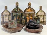 de nombreuses œuvres d'art posées sur la table