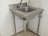 une photo d'une salle de bains avec un lavabo et une échelle