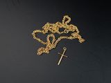 un chapelet et une croix sur une surface noire, avec un fond noir