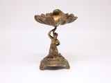 figurine en bronze représentant une femme tenant une fleur, posée sur un socle