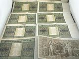 beaucoup de vieux billets de banque posés sur une table
