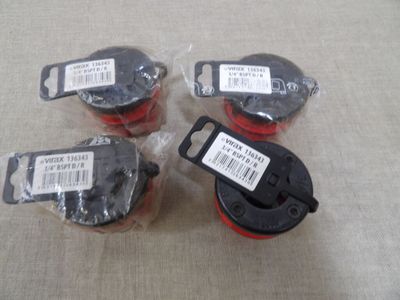 quatre bobines de fil électrique noir et rouge, munies d'étiquettes
