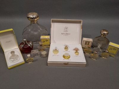 beaucoup de flacons de parfum et une bague dans une boîte