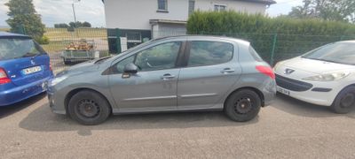 deux petites voitures garées l'une à côté de l'autre sur un parking