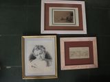 trois photos encadrées accrochées au mur d'une salle de bains