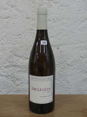 une bouteille de vin posée sur une table