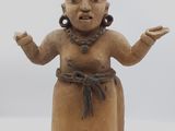 statue d'une femme portant une couronne sur la tête et les mains levées