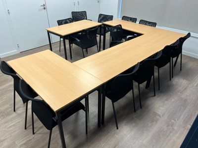 huit tables rectangulaires en stratifié, piètement métalliqu…