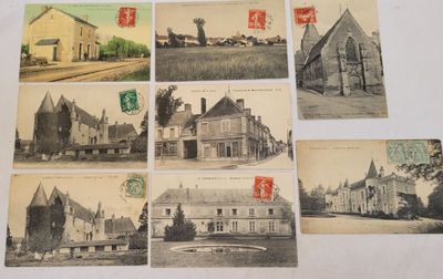 plusieurs vieilles cartes postales représentant des bâtiments anciens, posées sur une table