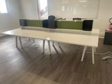 une longue table sur laquelle sont posées des enceintes, dans une pièce