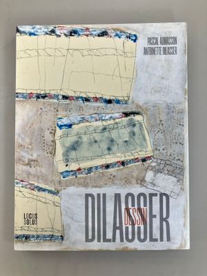 la couverture d'un livre sur laquelle est posé un morceau de papier déchiré