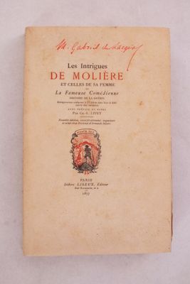 un vieux livre posé sur une table blanche couverte d'inscriptions