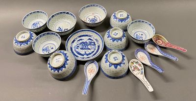 beaucoup de bols et de cuillères bleus et blancs sur la table