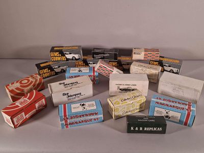 de nombreux types de cigarettes et de paquets posés sur la table