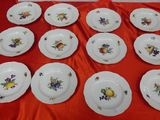 de nombreuses assiettes posées sur une nappe rouge