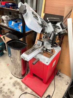 une machine posée sur une boîte rouge
