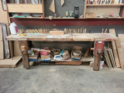 un établi avec de nombreux outils dans un garage