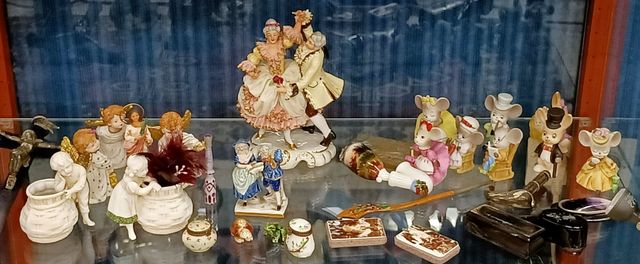 Lot d’objets de vitrine : groupe et sujets en porcelaine,  tabati