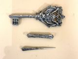 une clé en argent et quelques autres objets posés sur une table