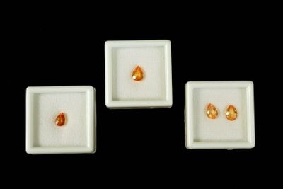 SAPHIR orange. Lot de 4 saphirs oranges, en taille poire, to…