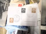 une pile de vieilles cartes postales posée sur une table