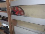 un lit superposé dans une chambre où règne un grand désordre