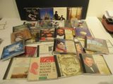 de nombreux CD posés sur une table, dans des boîtiers noirs