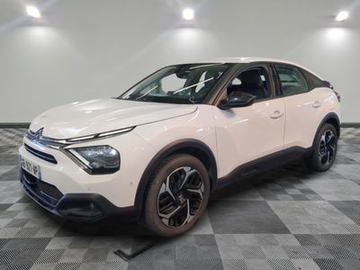 le SUV blanc est garé dans une pièce au sol en damier