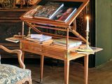 une chaise et un bureau dans une pièce où est accroché un tableau au mur