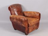 une image représentant un fauteuil en cuir marron sur fond blanc