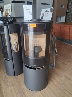deux poêles exposés dans un magasin