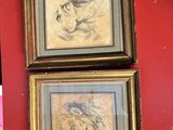 deux tableaux encadrés sur le mur d'une pièce