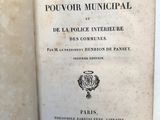 un livre ouvert sur une table blanche