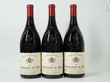 trois bouteilles de vin rouge posées sur une table blanche