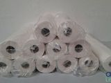 plusieurs rouleaux de papier toilette sont empilés les uns sur les autres