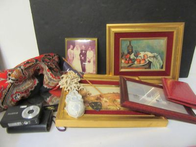 un grand nombre d'objets posés sur une table