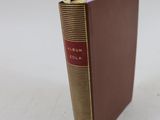 un vieux livre sur lequel est encore accrochée une étiquette de prix, posé sur une table