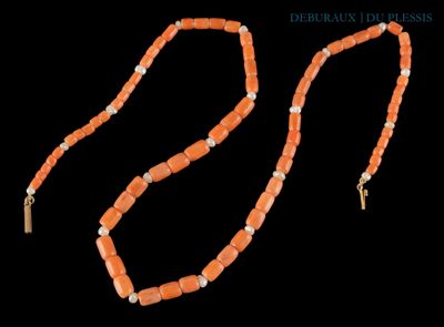 un gros plan d'un collier composé de perles orange sur fond noir