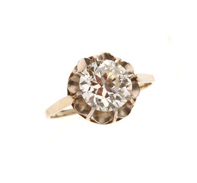 gros plan d'une bague en diamant sur fond blanc