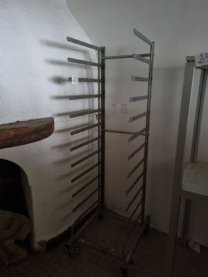 une photo d'une pièce avec un porte-vêtements et une chaise