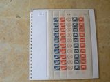 une feuille de papier sur laquelle sont collés des timbres, posée sur une table