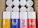 une boîte contenant des vernis à ongles de différentes couleurs
