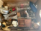 une boîte en carton remplie d'objets divers et d'une horloge