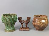 trois vases sont posés les uns à côté des autres sur une table