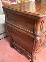 Commode de forme galbée en noyer mouluré, ouvrant par quatre… (photo 4)