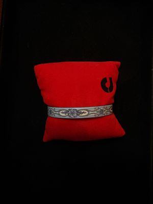 Michaela FREY Bracelet jonc à décor émaillé.
