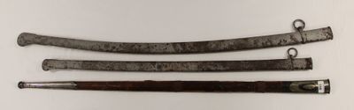 3 fourreaux : fourreau cuir à deux garnitures fer, LT 930 mm…